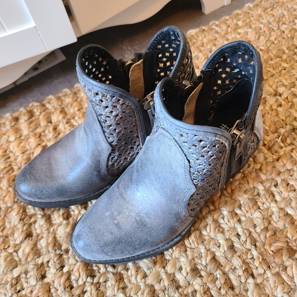 Circle G women's size 6.5 cutout booties - Picture 2 of 7